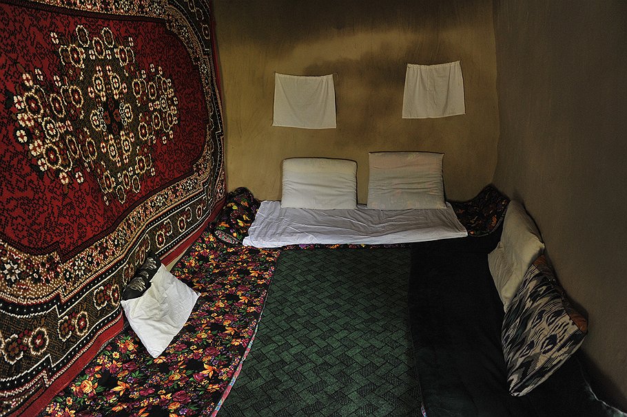 Мебели в таджикских домах нет. Есть ковры, &quot;курпачу&quot; (матрасы) и подушки 