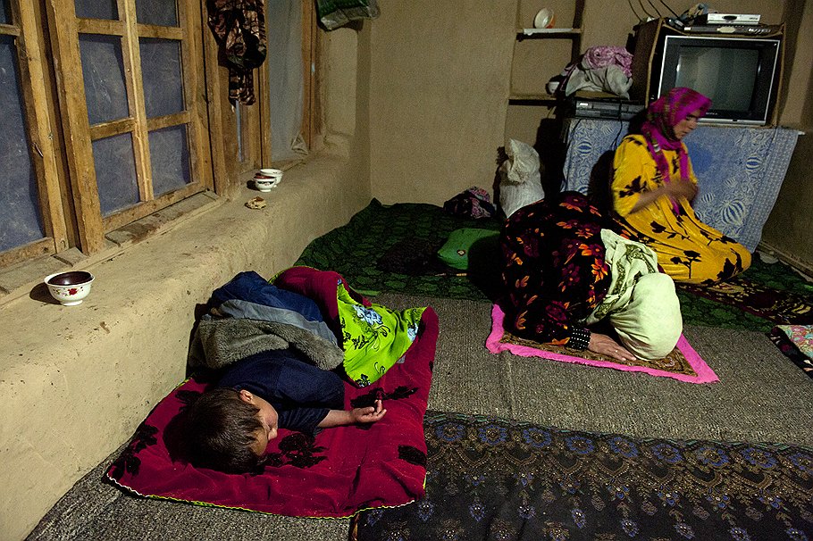 Вся жизнь таджика проходит на полу, здесь он ест, спит и молится