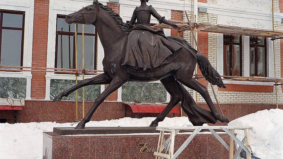 Памятник императрице Елизавете Петровне на набережной Брюгге