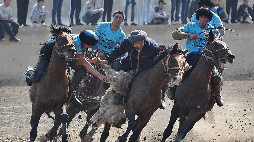 Какой Навруз, или Нооруз, как его называют в Киргизии, без конных соревнований? На главном ипподроме Бишкека тысячи зрителей наблюдают за игроками в улак-тартыш. По правилам игры побеждает команда наездников, которая забросит тушу козла в специальных круг. Борьба за столь необычный снаряд ведется ожесточенная 