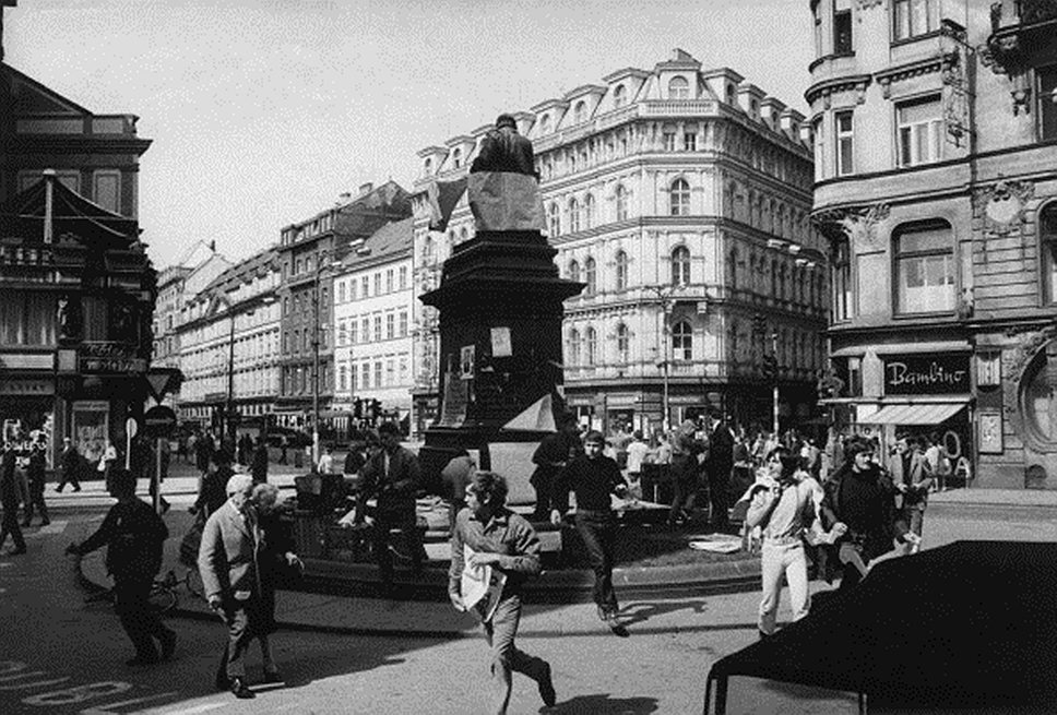 1968-й в Чехословакии начинался спокойно и мирно. Никто не мог предположить, чем &quot;пражская весна&quot; обернется. На фото: Молодежь распространяет антисоветские листовки. Прага, лето 1968-го