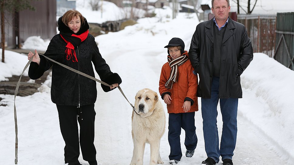 С мужем Николаем, сыном Сашей и собакой Айрой

