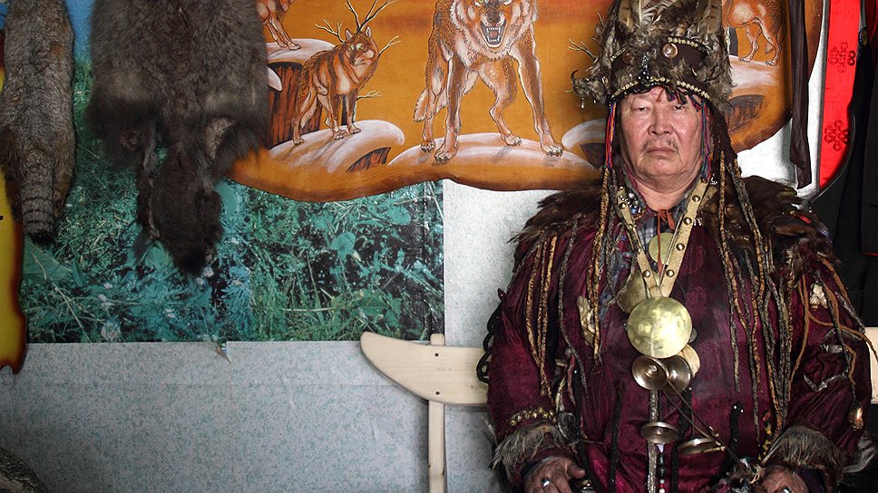 &lt;b>Допчун-оол Кара-оол&lt;/b>, 64 года. Председатель общества шаманов &quot;Адыг ээрен&quot;, шаман с 1993 года&lt;br>Я лечу людей с 1982 года, занимался этим параллельно с основной работой, я был шофером. В 2000 году я получил титул &quot;Великий черный медведь&quot;, а в 2006-м на съезде шаманов стал Верховным шаманом Республики Тыва. 
