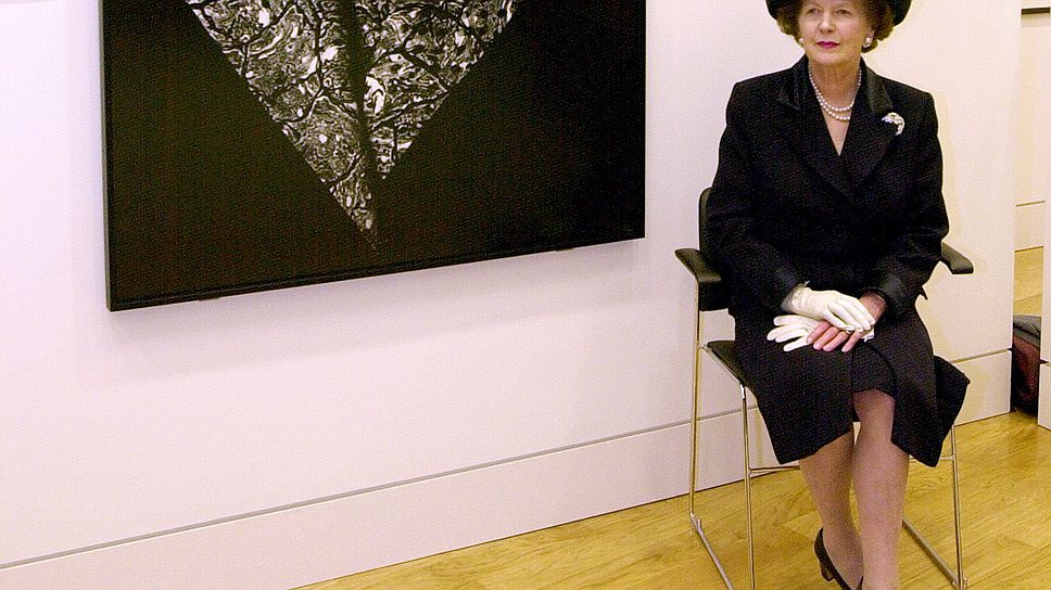 Национальным достоянием Тэтчер стала еще при жизни. Маргарет Тэтчер в Национальной портретной галерее перед своим изображением. 2000 