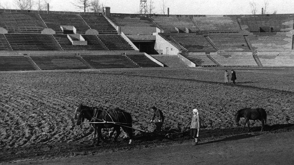 Стадион &quot;Динамо&quot;, 1935 год. Работники стадиона засевают газон 