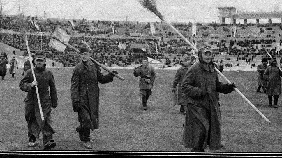 Стадион &quot;Динамо&quot;, 1946 год. Поле к матчу &quot;Динамо&quot; (Москва) — &quot;Динамо&quot; (Тбилиси) готовят пленные немцы