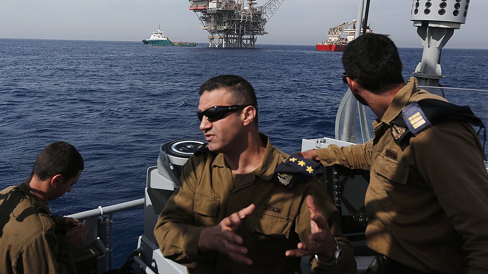 Капитан Илан Лави, глава департамента планирования ВМФ Израиля, объясняет, каких средств потребует защита энергетической инфраструктуры. Сзади — газодобывающая платформа в 24 км от порта Ашдод