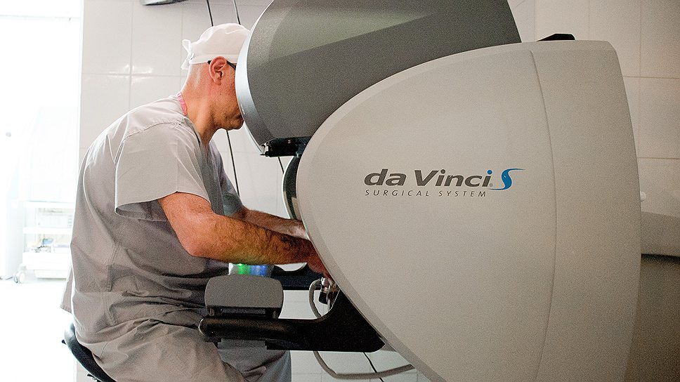 Доктор Пушкарь за пультом управления хирургическим роботом da Vinci, позволяющим делать лапароскопические операции с ювелирной точностью  