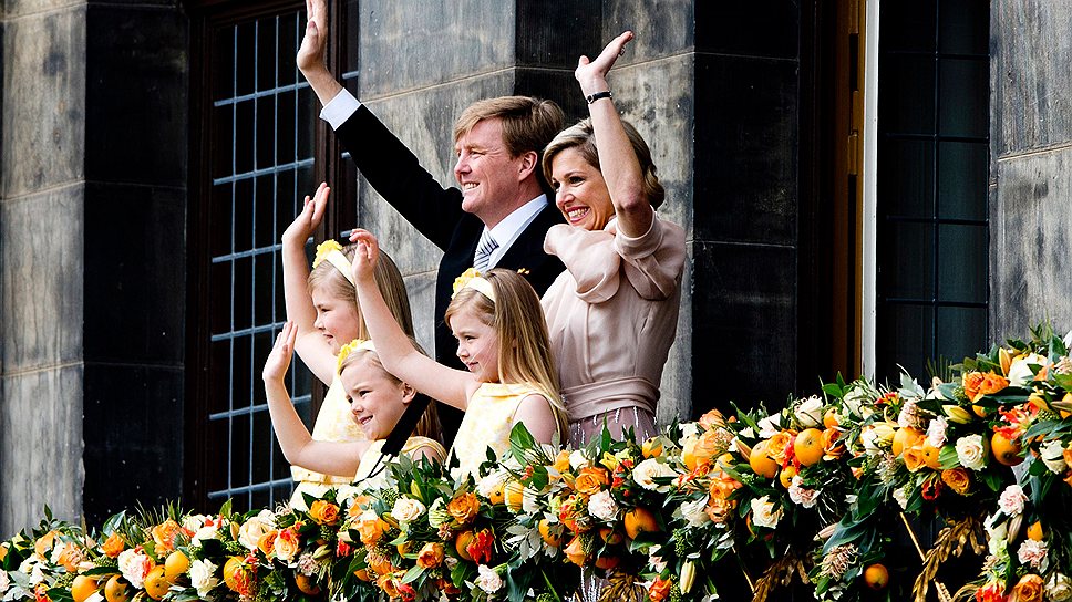 Новый король Нидерландов Виллем-Александр вместе с семьей приветствует своих подданных