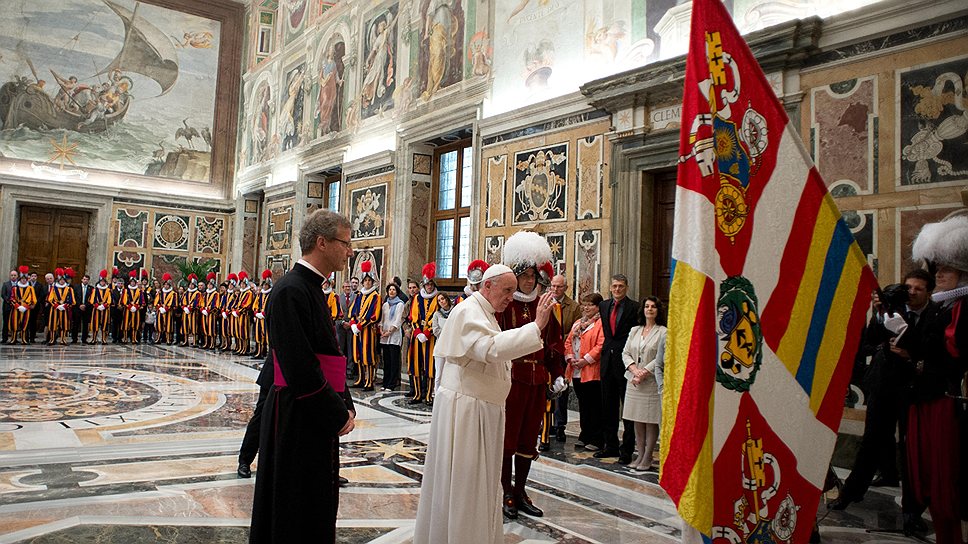 Папа Франциск I призвал новых гвардейцев &quot;при любых обстоятельствах быть настоящими мужчинами и настоящими христианами&quot;
