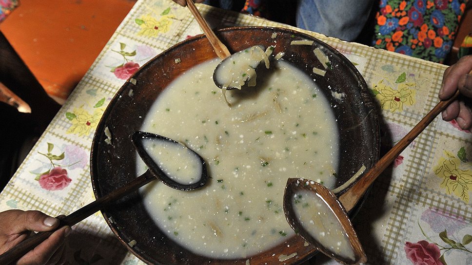 Любимое летнее блюдо памирцев — ош, легкий суп из гороховой лапши, заправленный зеленью и домашним кефиром