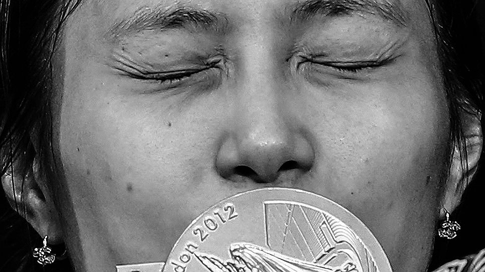 Долгожданную золотую медаль целует корейская саблистка Ким Чи Ен
