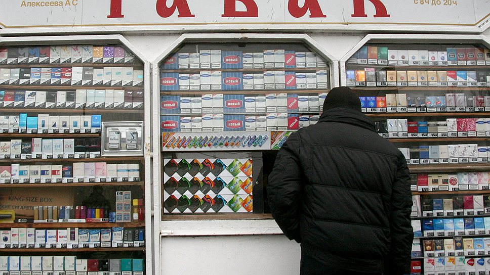 Сигареты купить рынок. Ларек с сигаретами. Выкладка сигарет. Сигареты на рынке. Магазин сигарет.