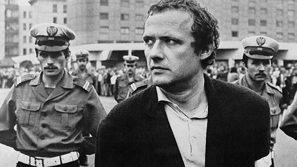 Польский диссидент и историк Адам Михник в центре Варшавы в 1981 году. Эпопея &quot;Солидарности&quot; в самом разгаре и пока никто не знает, чем она кончится