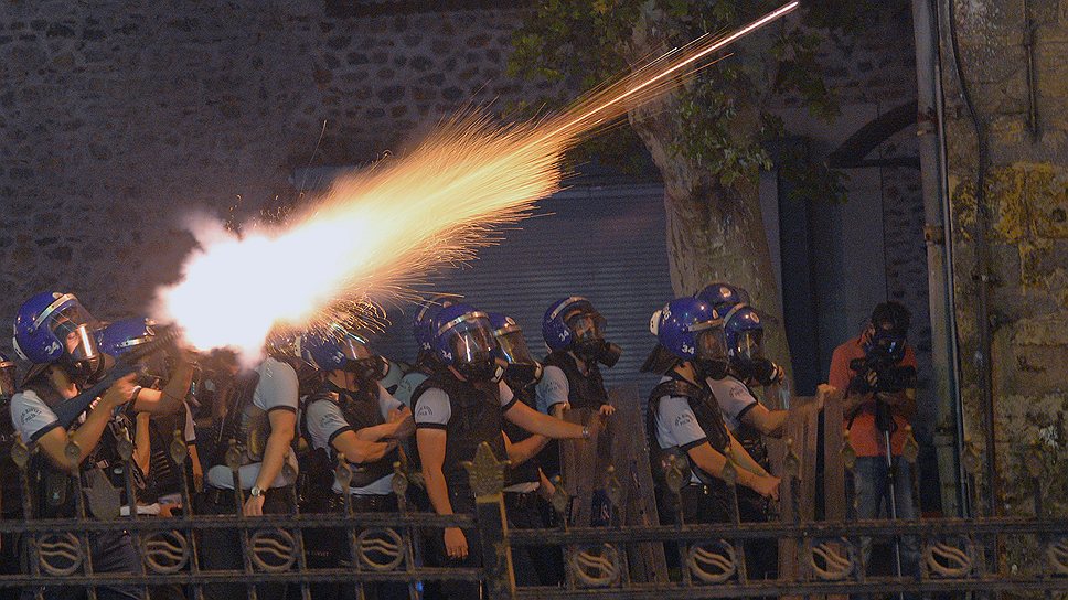 В противостоянии с протестующими турецкие полицейские, как правило, используют водометы и гранаты со слезоточивым газом 