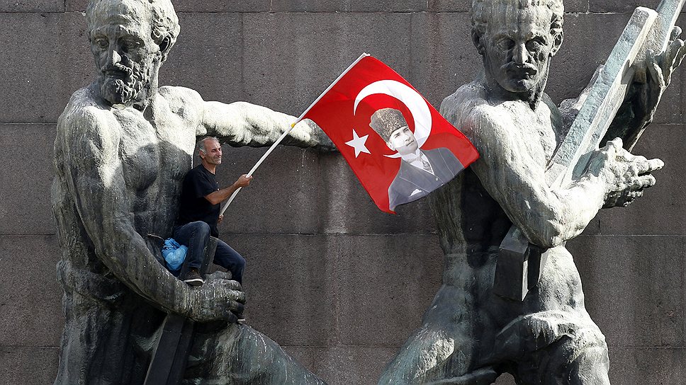 Демонстранты самовыражаются разными способами. (На фото — участник протестов в Анкаре) 
