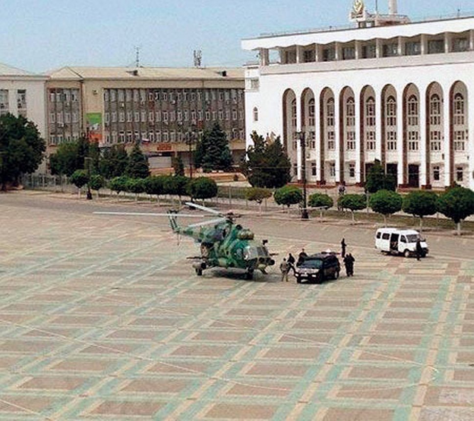 Один из этапов операции по задержанию мэра Махачкалы. С тех пор вертолетами в Дагестане пугают чиновников