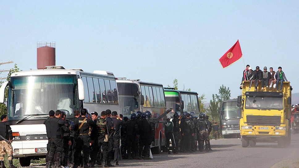 Битва за контроль над трассой — обязательный элемент противостояния в Киргизии. На фото: жители сел Тонга и Борскоон (в кузове самосвала) против спецназа в ходе майских беспорядков неподалеку от рудника &quot;Кумтор&quot;