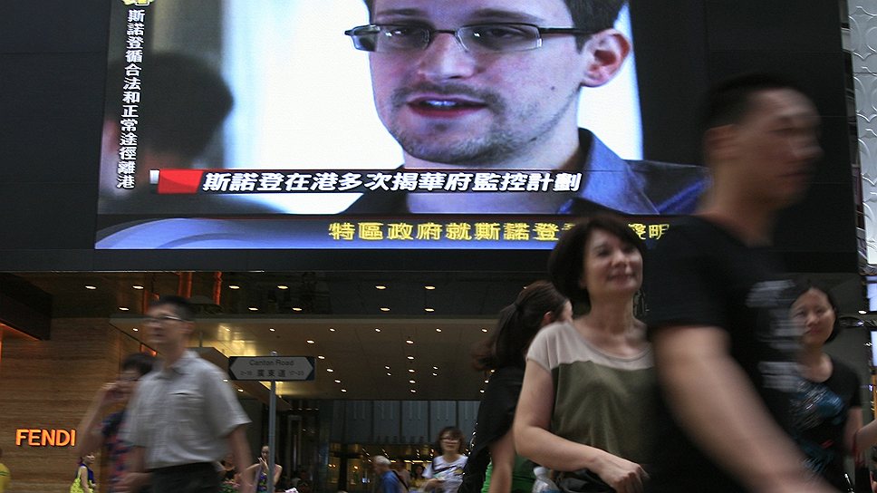 Большой разоблачитель Большого брата — Эдвард Сноуден обращается к покупателям в торговом молле в Гонконге