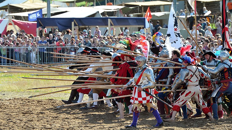 Средневековая пехота идет в атаку 