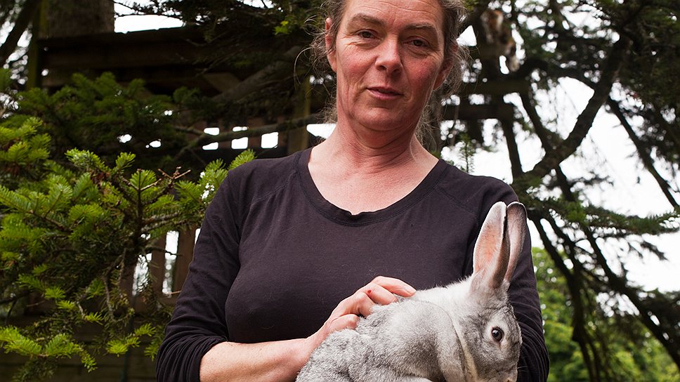 Кристина Буакенон выращивает на своей ферме в Турени местного кролика. Выспрашивает у старожилов, с какого времени здесь водится именно эта порода, проводит селекцию. С виду — обычный пушистый кролик, но Кристина знает, что у него невероятно вкусное мясо