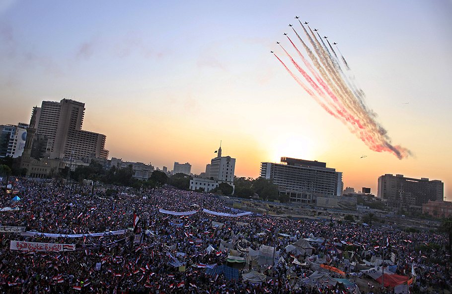 Военная авиация над митинговым Тахриром — символ сегодняшнего Каира