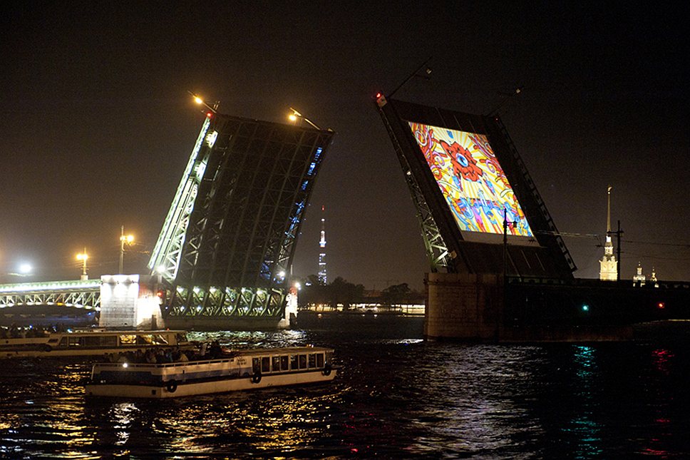 На крыле разведенного Троицкого моста в Петербурге (на фото) покажут видеоарт и анимацию