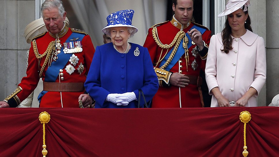 Слева направо: принц Чарльз, ее величество Елизавета II, принц Уильям и его супруга Кейт — три поколения королевской семьи. К каким переменам ее подтолкнет рождение &quot;наследника N 3&quot;?