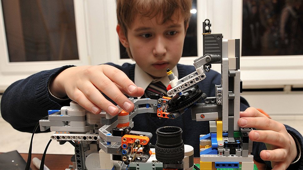 Даже самые юные ученики прославленного физико-математического лицея N 239 могут собрать настоящего робота