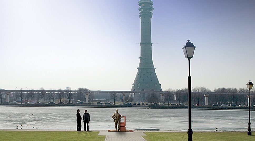 Памятник Владимиру Зворыкину установлен недалеко от Останкинского пруда