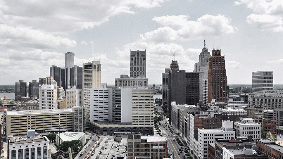 Вид на деловой район Детройта. Несмотря на общий упадок, хоронить город пока не стоит — в нем по-прежнему расположены штаб-квартиры американских автогигантов 
