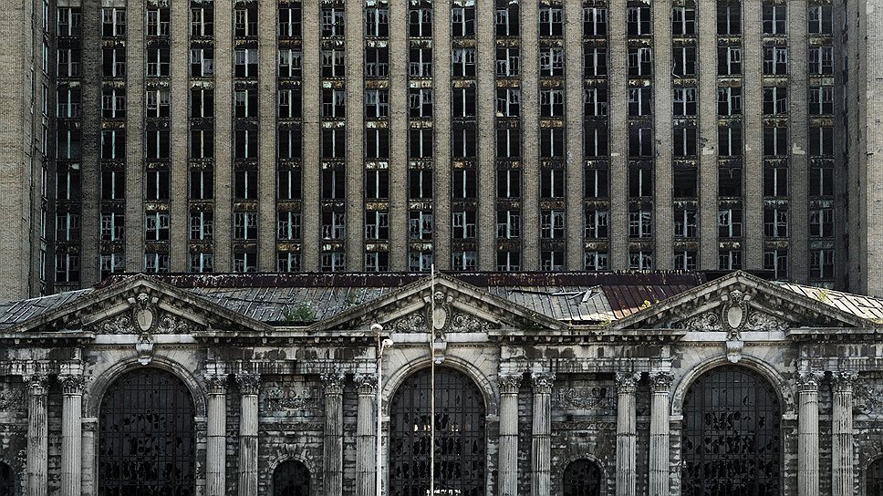 Железнодорожный вокзал — самое известное заброшенное здание Детройта. Его выстроили в 1913 году, через 75 лет вокзал прекратил работу 