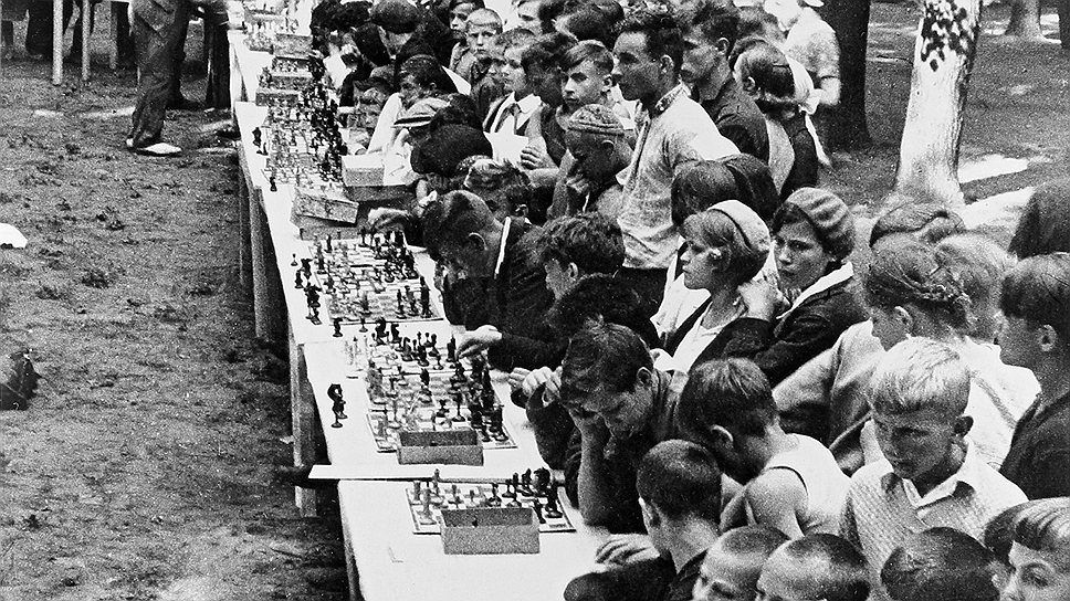 Игра в шахматы в парке. 1936 год