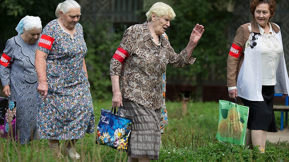 &quot;За мной, девушки!&quot; 88-летняя Пелагея Трусова (в центре) ведет отряд к самому злачному месту района: к пустырю за домом N 19 по ул. Ольговской 
