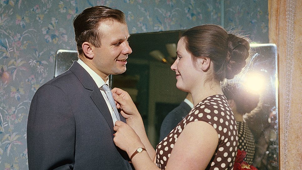 Юрий Гагарин с женой у себя дома. 1961 год 