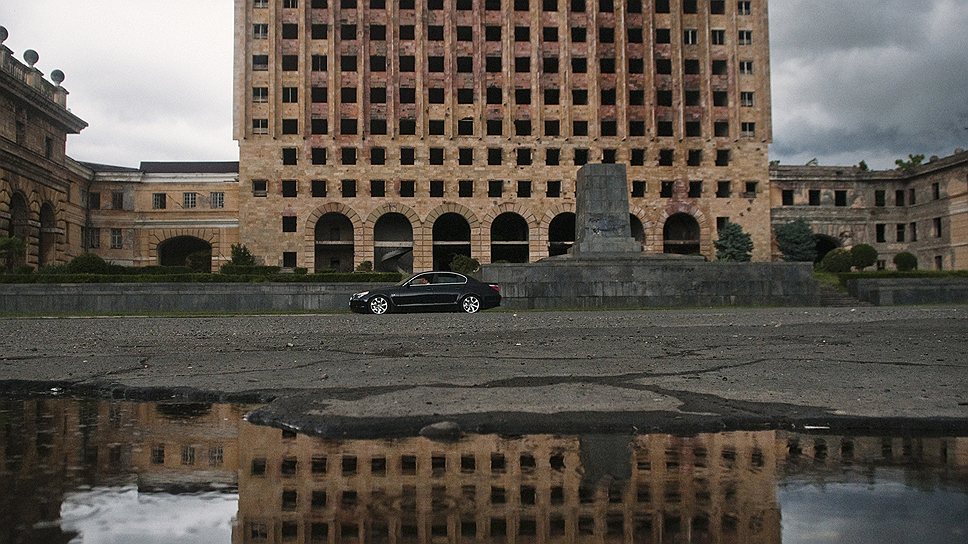 Здание парламента, сожженное во время боев при освобождении Сухума. Это площадь Свободы. Раньше здесь стоял памятник Ленину 