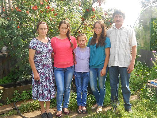 Семья Дюкиных. Слева направо: Елена, Вика, Маша, Аня и Рафаил 
