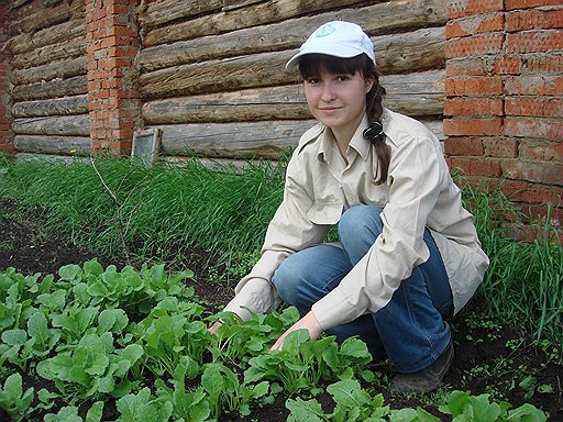 Студентка Анна Дюкина на каникулах в родительском огороде 
