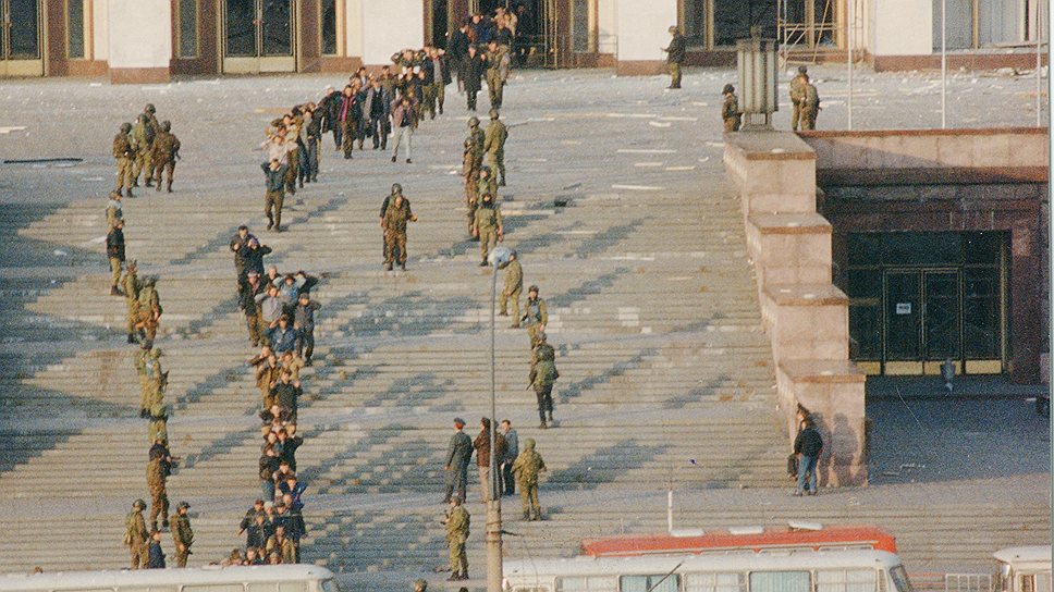 Бойцы отряда &quot;Альфа&quot; выводят сторонников Хасбулатова и Руцкого из Дома Советов. Теперь они — мятежники  
