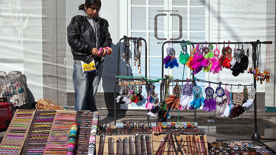 Торговля амулетами и браслетами хорошо идет под латиноамериканскую музыку 
