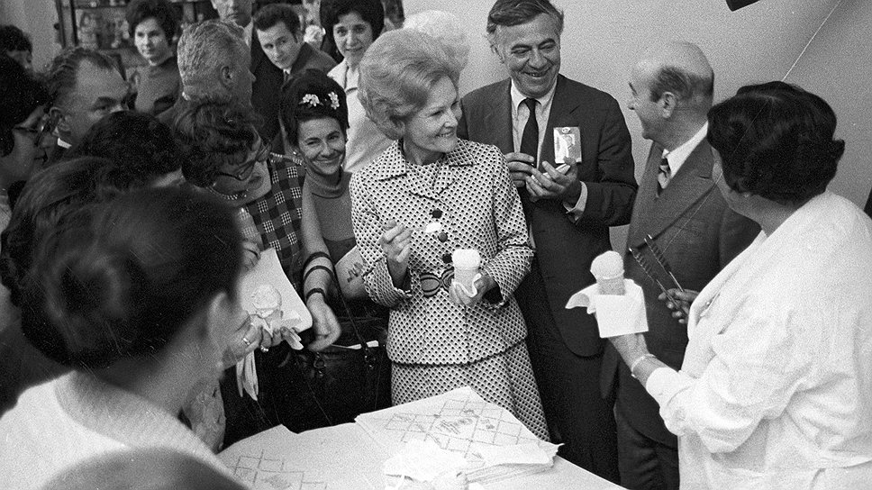 Первая леди США Патриция Никсон вместе с сопровождающими лицами в 1972 году дегустирует в ГУМе фирменное мороженое. Судя по улыбкам, понравилось 
