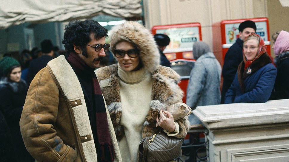 Американская кинодива Фей Данауэй со своим другом фотографом Джерри Шацбергом не упустила возможности забежать на шопинг в ГУМ во время визита в Москву в 1968-м 

