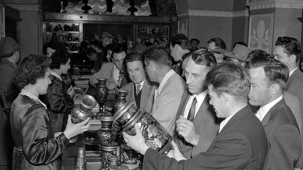 Американские ветераны встречи на Эльбе в 1955 году встретились с сувенирным отделом ГУМа 
