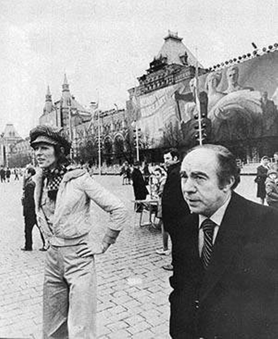 &quot;Инопланетянин&quot; Дэвид Боуи во время своего громкого путешествия в 1973-м из Находки в Москву заглянул на Красную площадь и в ГУМ. Молва утверждает, что он приобрел пару сувенирных трусов и мыло &quot;Душистое&quot; 
