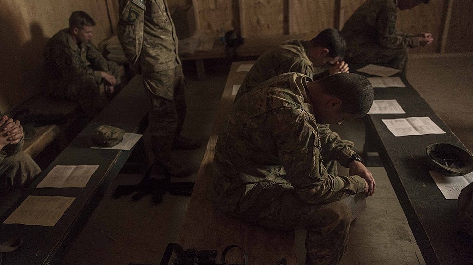 Молитва и физкультура на базе НАТО в уезде Чамкани близ афгано-пакистанской границы 