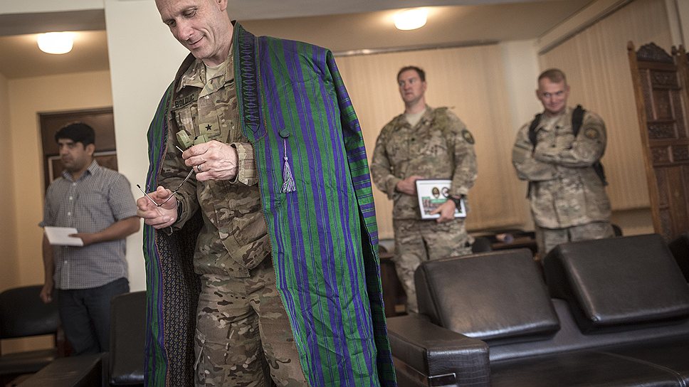 Бригадный генерал Дан Балдак в чапане. Этот афганский национальный халат, который носят зимой поверх одежды, ему только что подарил замминистра внутренних дел генерал Абдул Рахман Рахман за успехи в военном строительстве 