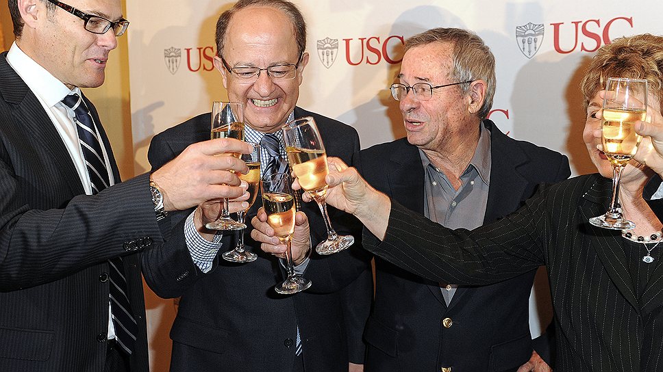 Один из лауреатов Нобелевской премии по химии — 2013 Арье Варшель (второй справа) принимает поздравления в Университете Южной Каролины, профессором которого он является