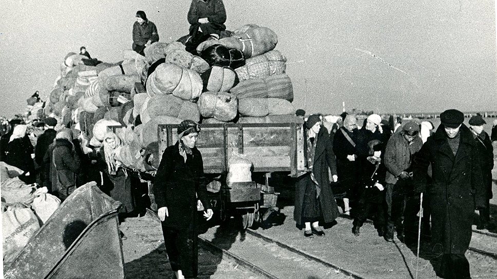 1942 год. Эвакуация ленинградцев. После войны опустевший город наводнили приезжие из деревень