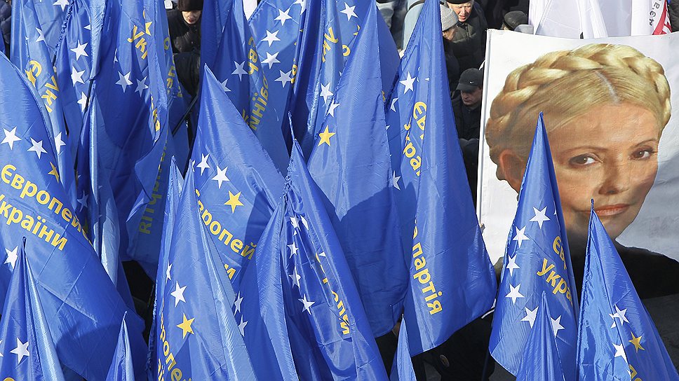 Сторонники сближения с Евросоюзом напирают на шанс продвинуть демократию на Украине
