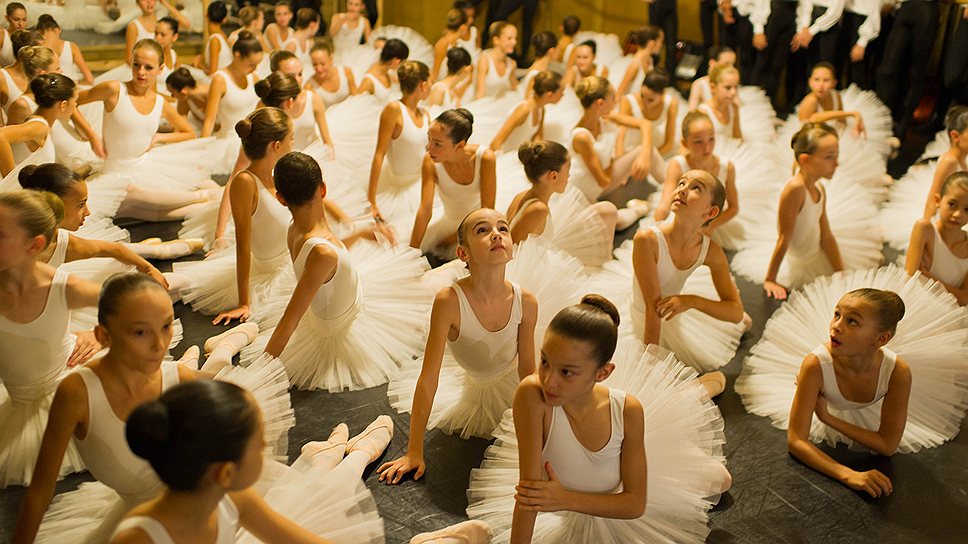Ученицы школы танца при Парижской опере в ожидании ежегодного дефиле на исторической сцене 